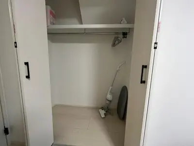 a room with a closet with a vacuum in it at ksf\u4e0a\u6c60\u888b3\u4e01\u76ee102 in Tokyo