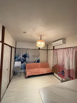 a bedroom with a bed and a chandelier at \u6d45\u8349 \u30b9\u30ab\u30a4\u30c4\u30ea\u30fc\u570f10\u5206 \u4ea4\u901a\u81f3\u4fbf \u6d45\u8349\u5bfa\u89b3\u5149 \u53cc\u9b5a\u30ce\u5bbf\u5317\u68df in Tokyo