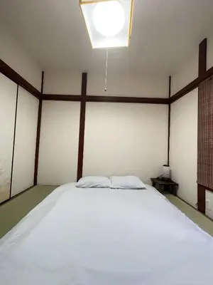 a bedroom with a large white bed with a light at \u6d45\u8349 \u30b9\u30ab\u30a4\u30c4\u30ea\u30fc\u570f10\u5206 \u4ea4\u901a\u81f3\u4fbf \u6d45\u8349\u5bfa\u89b3\u5149 \u53cc\u9b5a\u30ce\u5bbf\u5317\u68df in Tokyo