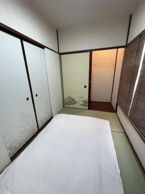 an empty room with windows and a mattress at \u6d45\u8349 \u30b9\u30ab\u30a4\u30c4\u30ea\u30fc\u570f10\u5206 \u4ea4\u901a\u81f3\u4fbf \u6d45\u8349\u5bfa\u89b3\u5149 \u53cc\u9b5a\u30ce\u5bbf\u5317\u68df in Tokyo