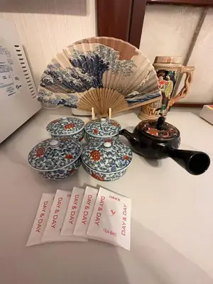 a table with three bowls and a fan and a book at \u6d45\u8349 \u30b9\u30ab\u30a4\u30c4\u30ea\u30fc\u570f10\u5206 \u4ea4\u901a\u81f3\u4fbf \u6d45\u8349\u5bfa\u89b3\u5149 \u53cc\u9b5a\u30ce\u5bbf\u5317\u68df in Tokyo