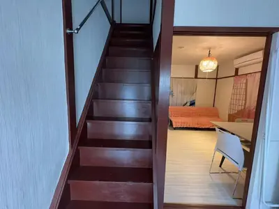 a staircase leading up to a room with a bed at \u6d45\u8349 \u30b9\u30ab\u30a4\u30c4\u30ea\u30fc\u570f10\u5206 \u4ea4\u901a\u81f3\u4fbf \u6d45\u8349\u5bfa\u89b3\u5149 \u53cc\u9b5a\u30ce\u5bbf\u5317\u68df in Tokyo