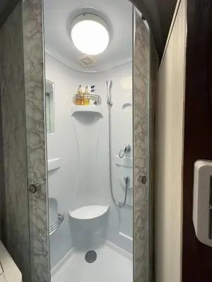 a bathroom with a shower and a toilet at \u6d45\u8349 \u30b9\u30ab\u30a4\u30c4\u30ea\u30fc\u570f10\u5206 \u4ea4\u901a\u81f3\u4fbf \u6d45\u8349\u5bfa\u89b3\u5149 \u53cc\u9b5a\u30ce\u5bbf\u5317\u68df in Tokyo