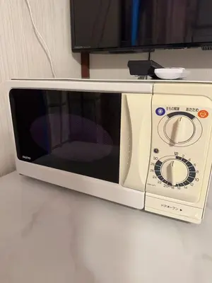 a microwave oven sitting on top of a counter at \u6d45\u8349 \u30b9\u30ab\u30a4\u30c4\u30ea\u30fc\u570f10\u5206 \u4ea4\u901a\u81f3\u4fbf \u6d45\u8349\u5bfa\u89b3\u5149 \u53cc\u9b5a\u30ce\u5bbf\u5317\u68df in Tokyo