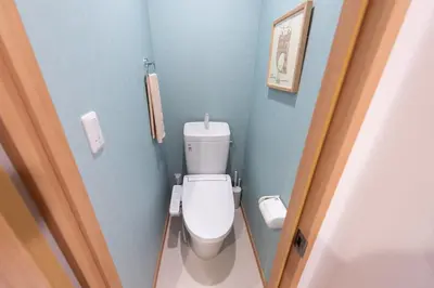 a bathroom with a white toilet in a blue wall at \u697d\u9038\u30b0\u30eb\u30fc\u30d7Skytree 105T in Tokyo