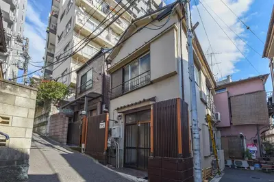an alley way with a building in the background at \u5b50\u732b\u306e\u5bb6 103t in Tokyo