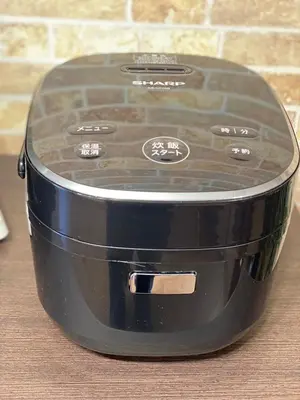 a black toaster sitting on a table at \u5b50\u732b\u306e\u5bb6 103t in Tokyo