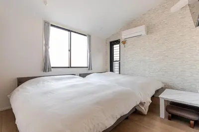 a white bedroom with a large bed and a window at ksf\u4e0a\u6c60\u888b3\u4e01\u76ee301 in Tokyo