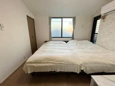a large bed in a bedroom with a window at ksf\u4e0a\u6c60\u888b3\u4e01\u76ee301 in Tokyo