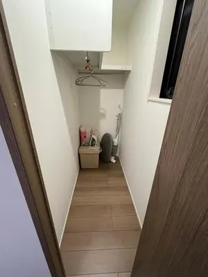 a hallway with a toilet in a room at ksf\u4e0a\u6c60\u888b3\u4e01\u76ee301 in Tokyo