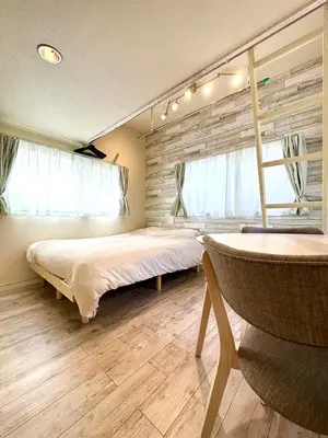 a bedroom with a large bed and a window at \u30b9\u30ef\u30f3\u30d1\u30fc\u30af\u6c60\u888b in Tokyo