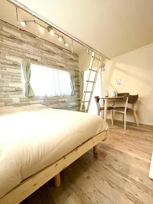a bedroom with a bed and a ladder and a desk at \u30b9\u30ef\u30f3\u30d1\u30fc\u30af\u6c60\u888b in Tokyo