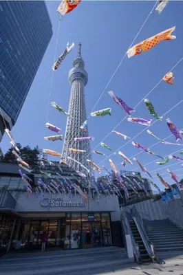 a bunch of kites flying in front of the eiffel tower at won\u58a8\u75305\u4e01\u76ee in Tokyo