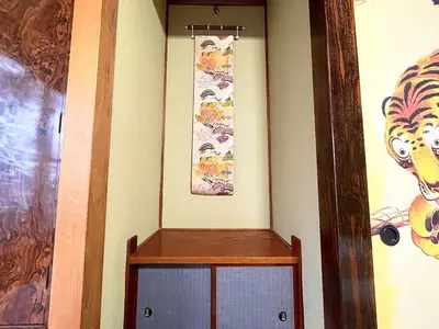 a corner of a room with a wooden door at won\u58a8\u75305\u4e01\u76ee in Tokyo