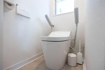 a white bathroom with a toilet and a window at \u30a2\u30ad\u30b5\u30dd\u30b9\u30c6\u30a4\u521d\u53f0 in Tokyo