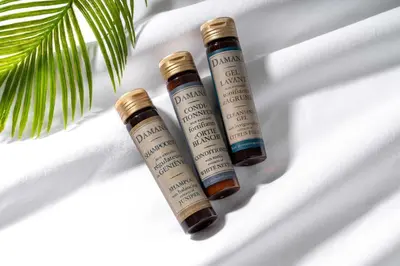 two bottles of essential oils sitting on a white table at \u30a2\u30ad\u30b5\u30dd\u30b9\u30c6\u30a4\u521d\u53f0 in Tokyo
