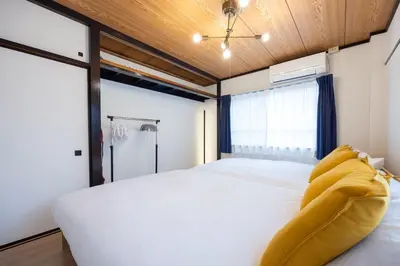 a bedroom with a white bed and a window at \u30a2\u30ad\u30b5\u30dd\u30b9\u30c6\u30a4\u521d\u53f0 in Tokyo