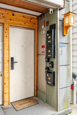 an entrance to a building with a door at \u4e0a\u91ce\u65e5\u5f0f\u6c11\u5bbf in Tokyo
