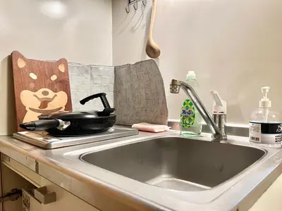 a kitchen sink with a pan on a counter at \u4e0a\u91ce\u65e5\u5f0f\u6c11\u5bbf in Tokyo