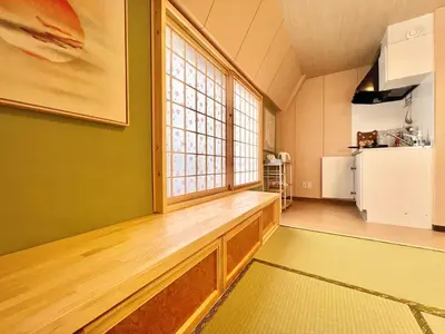 a living room with a large window and a kitchen at \u4e0a\u91ce\u65e5\u5f0f\u6c11\u5bbf in Tokyo