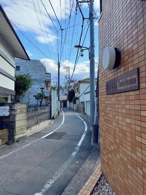 an empty street with a sign on the side of a building at \u685c\u306e\u5ddd70 \u6c60\u888b\u99c5 7\u5206 2-4\u4eba\u4e28Ikebukuro JR Line 7 minutes 2-4 people in Tokyo
