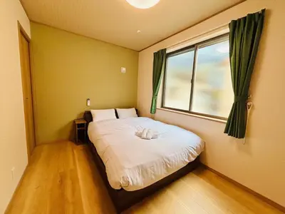 a small bedroom with a bed with a window at \u62bc\u4e0a\u30d6\u30ea\u30b9\u30cf\u30a6\u30b9 in Tokyo