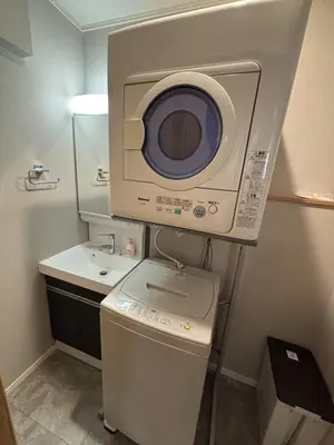 a bathroom with a washing machine and a sink at \u62bc\u4e0a\u30d6\u30ea\u30b9\u30cf\u30a6\u30b9 in Tokyo