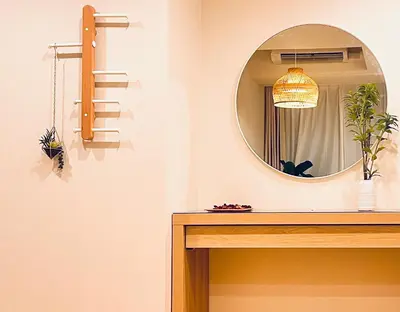 a bathroom with a round mirror and a sink at \u65b0\u4e0a\u53cc\u5367\u5957\u623f \u6700\u59275\u4eba \u8bbe\u8ba1\u5e08\u98ce\u683cYaof \u4e1c\u4eac\u4e2d\u5fc3\u4e0a\u91ce\u516c\u56ed3\u5206\u949f \u8f66\u7ad91\u5206\u949f \u4f4d\u7f6e\u6781\u4f73\u8d85\u7ea7\u7e41\u534e \u623f\u95f4\u5185\u770b\u6a31\u82b1 in Tokyo