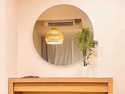a mirror above a table with a potted plant at \u65b0\u4e0a\u53cc\u5367\u5957\u623f \u6700\u59275\u4eba \u8bbe\u8ba1\u5e08\u98ce\u683cYaof \u4e1c\u4eac\u4e2d\u5fc3\u4e0a\u91ce\u516c\u56ed3\u5206\u949f \u8f66\u7ad91\u5206\u949f \u4f4d\u7f6e\u6781\u4f73\u8d85\u7ea7\u7e41\u534e \u623f\u95f4\u5185\u770b\u6a31\u82b1 in Tokyo