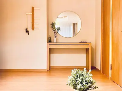 a dressing table with a mirror and a plant at \u65b0\u4e0a\u53cc\u5367\u5957\u623f \u6700\u59275\u4eba \u8bbe\u8ba1\u5e08\u98ce\u683cYaof \u4e1c\u4eac\u4e2d\u5fc3\u4e0a\u91ce\u516c\u56ed3\u5206\u949f \u8f66\u7ad91\u5206\u949f \u4f4d\u7f6e\u6781\u4f73\u8d85\u7ea7\u7e41\u534e \u623f\u95f4\u5185\u770b\u6a31\u82b1 in Tokyo
