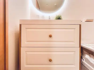 a white dresser with a potted plant on top of it at \u65b0\u4e0a\u53cc\u5367\u5957\u623f \u6700\u59275\u4eba \u8bbe\u8ba1\u5e08\u98ce\u683cYaof \u4e1c\u4eac\u4e2d\u5fc3\u4e0a\u91ce\u516c\u56ed3\u5206\u949f \u8f66\u7ad91\u5206\u949f \u4f4d\u7f6e\u6781\u4f73\u8d85\u7ea7\u7e41\u534e \u623f\u95f4\u5185\u770b\u6a31\u82b1 in Tokyo