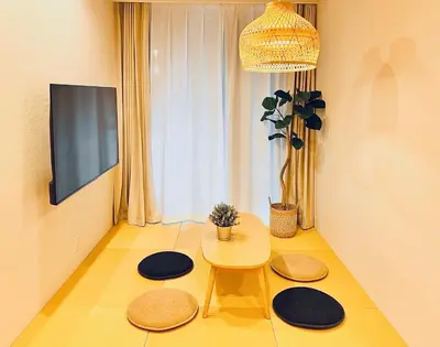 a living room with a table and a tv at \u65b0\u4e0a\u53cc\u5367\u5957\u623f \u6700\u59275\u4eba \u8bbe\u8ba1\u5e08\u98ce\u683cYaof \u4e1c\u4eac\u4e2d\u5fc3\u4e0a\u91ce\u516c\u56ed3\u5206\u949f \u8f66\u7ad91\u5206\u949f \u4f4d\u7f6e\u6781\u4f73\u8d85\u7ea7\u7e41\u534e \u623f\u95f4\u5185\u770b\u6a31\u82b1 in Tokyo