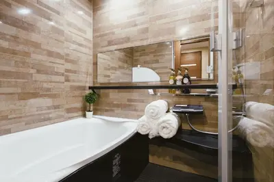 a bathroom with a large tub and a mirror at \u65b0\u4e0a\u53cc\u5367\u5957\u623f \u6700\u59275\u4eba \u8bbe\u8ba1\u5e08\u98ce\u683cYaof \u4e1c\u4eac\u4e2d\u5fc3\u4e0a\u91ce\u516c\u56ed3\u5206\u949f \u8f66\u7ad91\u5206\u949f \u4f4d\u7f6e\u6781\u4f73\u8d85\u7ea7\u7e41\u534e \u623f\u95f4\u5185\u770b\u6a31\u82b1 in Tokyo