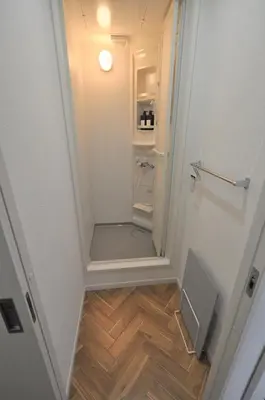 a small hallway with a toilet in a room at Fullhouse 101 in Tokyo