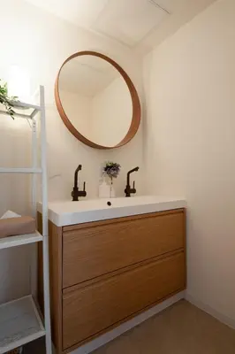 a bathroom with a sink and a mirror at Fullhouse 201 in Tokyo
