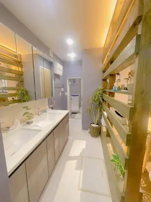 a bathroom with two sinks and a large mirror at \u5fc3\u306e\u5bbf in Tokyo