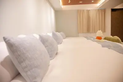 a room with a row of white pillows on a bed at \u68ee\u4e0b\u5c0f\u5c4b in Tokyo