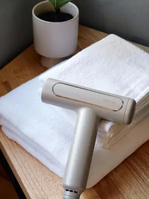 a white iron on a table with a white towel at \u30b3\u30fc\u30c8\u30cf\u30a6\u30b9\u4e09\u8336 in Tokyo