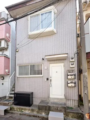 a house with a white door and a window at \u30b3\u30fc\u30c8\u30cf\u30a6\u30b9\u4e09\u8336 in Tokyo