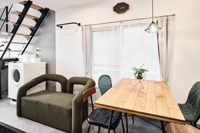 a dining room with a wooden table and chairs at \u30b3\u30fc\u30c8\u30cf\u30a6\u30b9\u4e09\u8336 in Tokyo