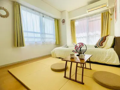 a living room with two beds and a table at J4-\u99d2\u8fbc\u99c54\u5206\u8fd1\u5546\u4e1a\u8857\u6771\u4eac\u4e2d\u5fc34mins to ST Max 4P \u76f4\u8fbe\u65b0\u5bbf \u6e0b\u8c37 \u8868\u53c2\u9053 \u6c60\u888b \u4e0a\u91ce \u4ee3\u4ee3\u6728 \u9280\u5ea7 \u539f\u5bbf in Tokyo