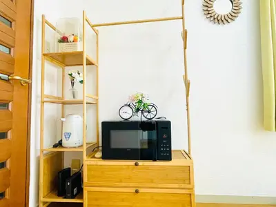 a microwave on a wooden dresser in a room at J4-\u99d2\u8fbc\u99c54\u5206\u8fd1\u5546\u4e1a\u8857\u6771\u4eac\u4e2d\u5fc34mins to ST Max 4P \u76f4\u8fbe\u65b0\u5bbf \u6e0b\u8c37 \u8868\u53c2\u9053 \u6c60\u888b \u4e0a\u91ce \u4ee3\u4ee3\u6728 \u9280\u5ea7 \u539f\u5bbf in Tokyo