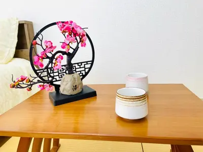 a table with a tree with pink flowers on it at J4-\u99d2\u8fbc\u99c54\u5206\u8fd1\u5546\u4e1a\u8857\u6771\u4eac\u4e2d\u5fc34mins to ST Max 4P \u76f4\u8fbe\u65b0\u5bbf \u6e0b\u8c37 \u8868\u53c2\u9053 \u6c60\u888b \u4e0a\u91ce \u4ee3\u4ee3\u6728 \u9280\u5ea7 \u539f\u5bbf in Tokyo