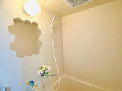 a bathroom with a shower with a flower on the wall at J4-\u99d2\u8fbc\u99c54\u5206\u8fd1\u5546\u4e1a\u8857\u6771\u4eac\u4e2d\u5fc34mins to ST Max 4P \u76f4\u8fbe\u65b0\u5bbf \u6e0b\u8c37 \u8868\u53c2\u9053 \u6c60\u888b \u4e0a\u91ce \u4ee3\u4ee3\u6728 \u9280\u5ea7 \u539f\u5bbf in Tokyo