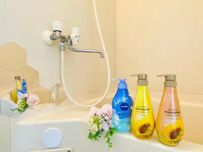a bathroom with three bottles of detergents on a sink at J4-\u99d2\u8fbc\u99c54\u5206\u8fd1\u5546\u4e1a\u8857\u6771\u4eac\u4e2d\u5fc34mins to ST Max 4P \u76f4\u8fbe\u65b0\u5bbf \u6e0b\u8c37 \u8868\u53c2\u9053 \u6c60\u888b \u4e0a\u91ce \u4ee3\u4ee3\u6728 \u9280\u5ea7 \u539f\u5bbf in Tokyo