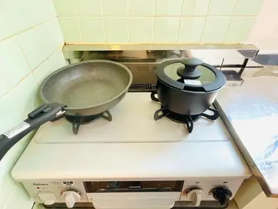 a pot on a stove with a pan on it at J4-\u99d2\u8fbc\u99c54\u5206\u8fd1\u5546\u4e1a\u8857\u6771\u4eac\u4e2d\u5fc34mins to ST Max 4P \u76f4\u8fbe\u65b0\u5bbf \u6e0b\u8c37 \u8868\u53c2\u9053 \u6c60\u888b \u4e0a\u91ce \u4ee3\u4ee3\u6728 \u9280\u5ea7 \u539f\u5bbf in Tokyo