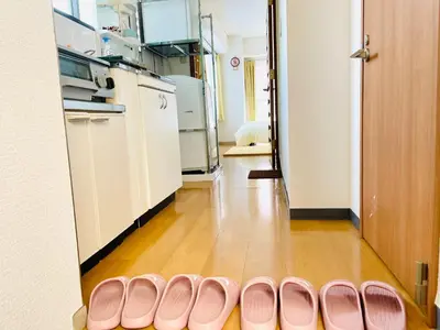 a row of pink shoes sitting on the floor in a kitchen at J4-\u99d2\u8fbc\u99c54\u5206\u8fd1\u5546\u4e1a\u8857\u6771\u4eac\u4e2d\u5fc34mins to ST Max 4P \u76f4\u8fbe\u65b0\u5bbf \u6e0b\u8c37 \u8868\u53c2\u9053 \u6c60\u888b \u4e0a\u91ce \u4ee3\u4ee3\u6728 \u9280\u5ea7 \u539f\u5bbf in Tokyo