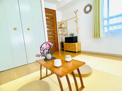 a living room with a table and a tv at J4-\u99d2\u8fbc\u99c54\u5206\u8fd1\u5546\u4e1a\u8857\u6771\u4eac\u4e2d\u5fc34mins to ST Max 4P \u76f4\u8fbe\u65b0\u5bbf \u6e0b\u8c37 \u8868\u53c2\u9053 \u6c60\u888b \u4e0a\u91ce \u4ee3\u4ee3\u6728 \u9280\u5ea7 \u539f\u5bbf in Tokyo