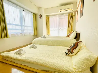 two beds in a room with two windows at J4-\u99d2\u8fbc\u99c54\u5206\u8fd1\u5546\u4e1a\u8857\u6771\u4eac\u4e2d\u5fc34mins to ST Max 4P \u76f4\u8fbe\u65b0\u5bbf \u6e0b\u8c37 \u8868\u53c2\u9053 \u6c60\u888b \u4e0a\u91ce \u4ee3\u4ee3\u6728 \u9280\u5ea7 \u539f\u5bbf in Tokyo