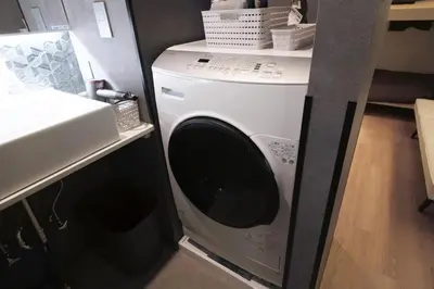 a washing machine in a kitchen next to a sink at Stay Chill Shinbashi in Tokyo